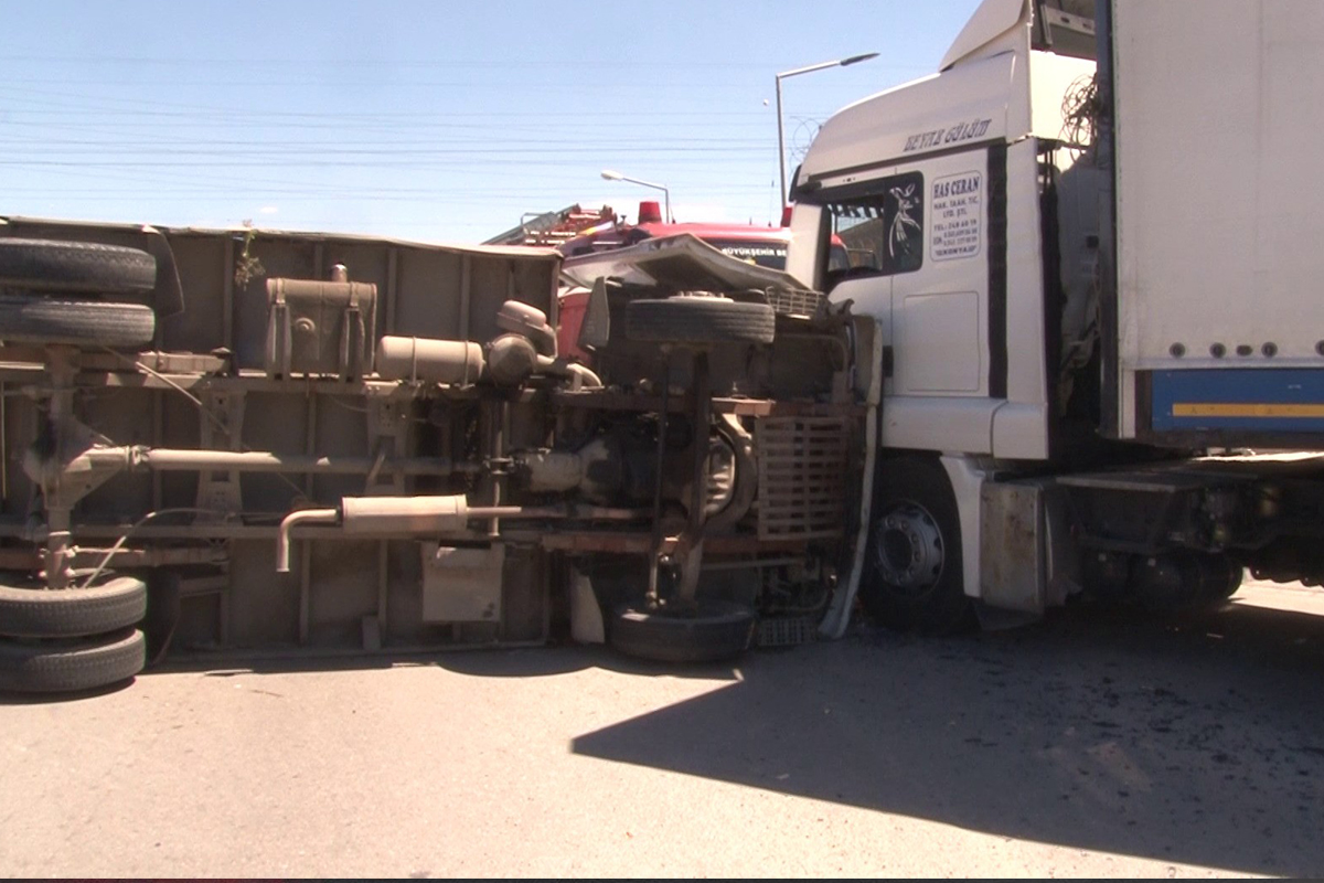 Tuzla&#039;da devrilen kamyon tıra çarptı: 1 yaralı