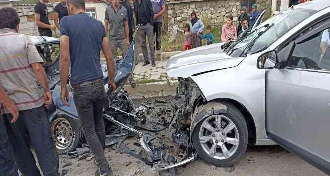 Tokat’ta iki otomobil kafa kafaya çarpıştı: 5 yaralı