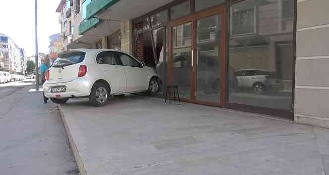 Yalova’da kontrolden çıkan otomobil boş dükkana girdi