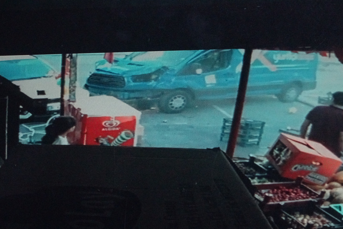 Kargo aracının altında kalmaktan saniyelerle kurtuldular