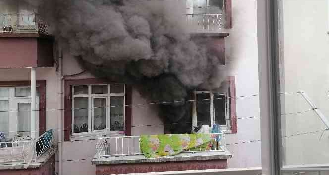 Evin mutfağında çıkan yangın hasara yol açtı