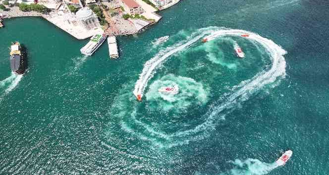 Kıyı Emniyeti gemilerinden Boğaz’da saygı seyri