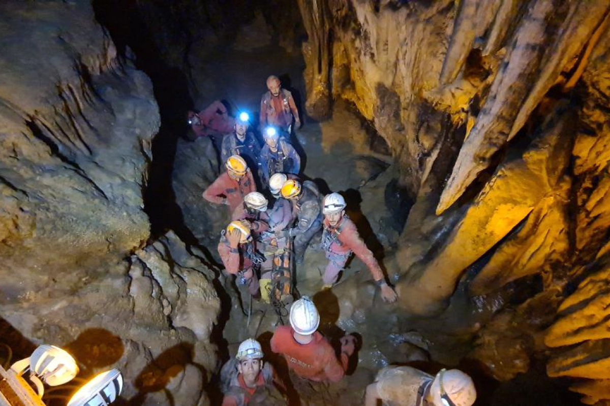 12 saat sonra düştüğü mağaradan kurtarıldı