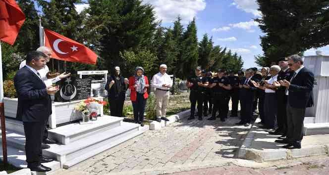 Edirne Valisi Kırbıyık, şehit polislerin kabri başında dua etti