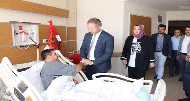 Kaymakam Muhammed İkbal Yelek, operasyonda yaralanan güvenlik korucusunu ziyaret etti