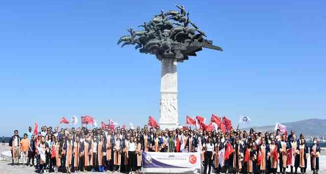 İzmir Demokrasi Üniversitesi’nden ’Demokrasi Yürüyüşü’