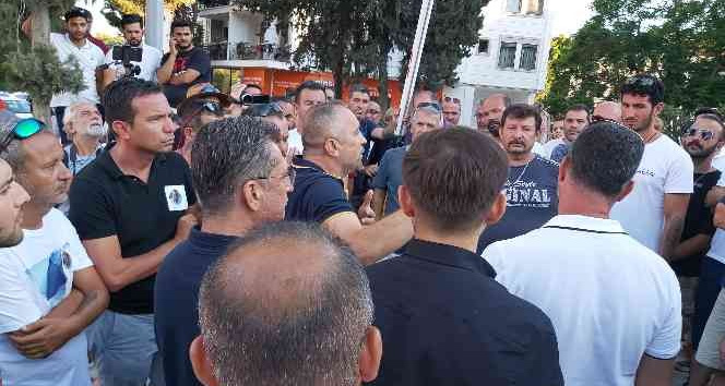 Öldürülen yakınları için adliye önünde toplandılar