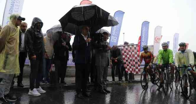 Doğuştan 2 bacağı olmayan, sporcu Şehit Ömer Halisdemir anısına pedal çevirdi