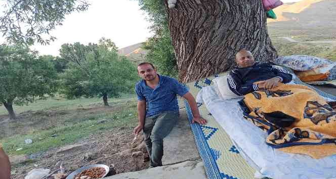 Kanser hastası olan akrabaları için doğada geceleyip yüksek dağlarda kamp kuruyorlar