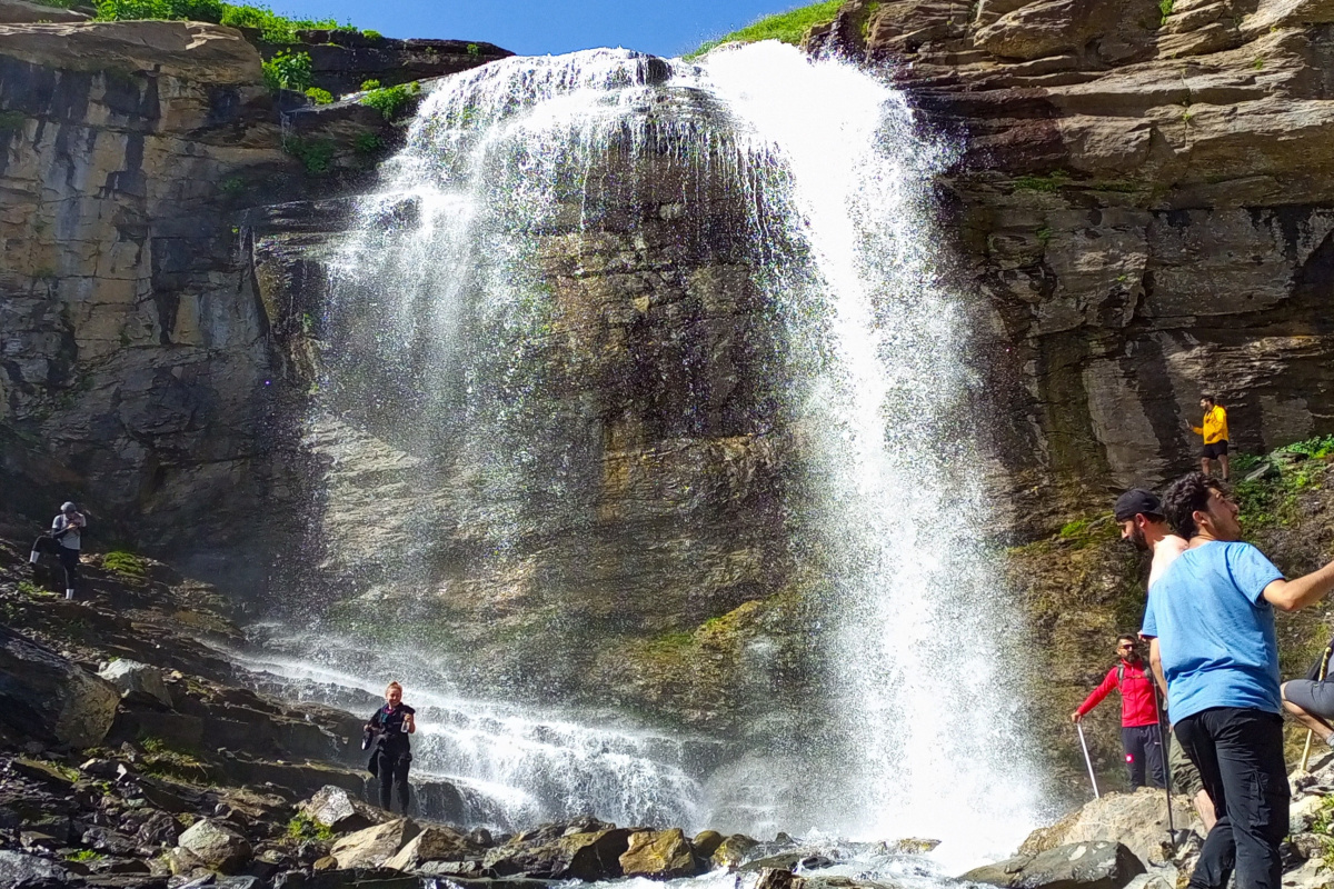 Yüksekova’nın saklı cenneti: Orşe Şelalesi