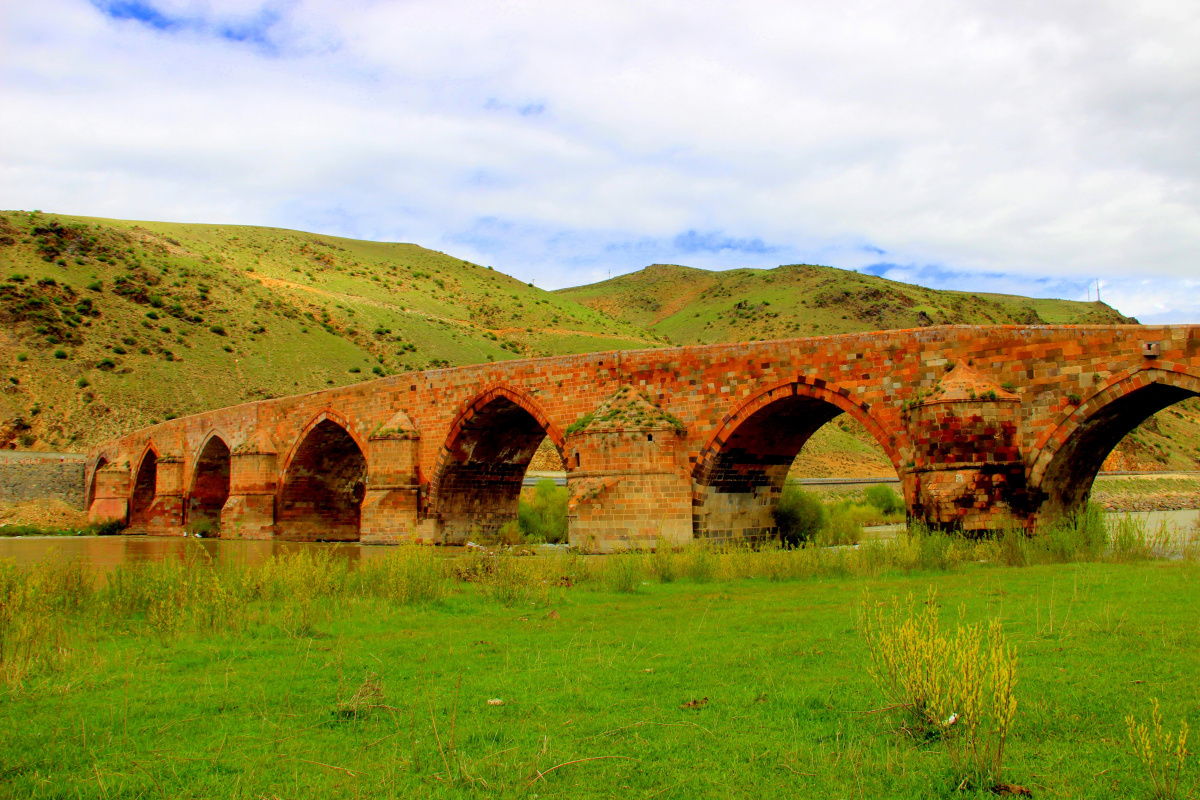 Çobandede Köprüsü ilk günkü ihtişamıyla göz kamaştırıyor