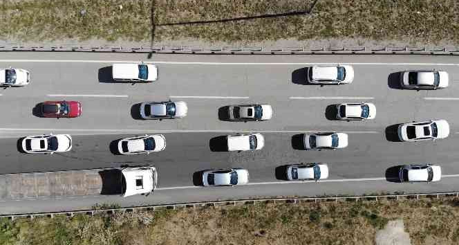 Tatilcilerin dönüş yolcuğu sürüyor: 43 ilin geçiş güzergahında trafik yoğunluğu arttı