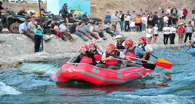 Cumhurbaşkanı Yardımcısı Oktay ve Bakan Kirişci, Yozgat’ta rafting yaptı