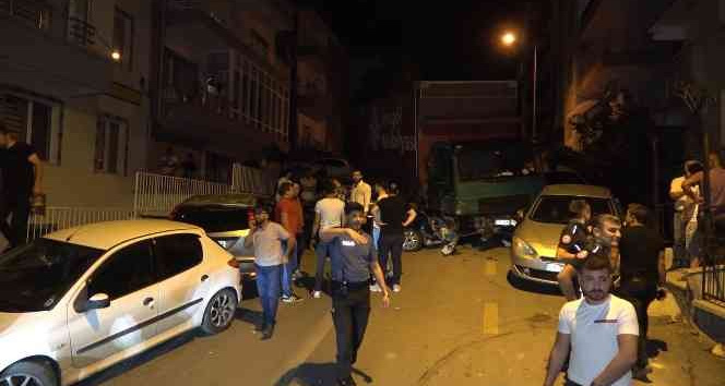 Freni boşalan kamyon 9 araca zarar verdi