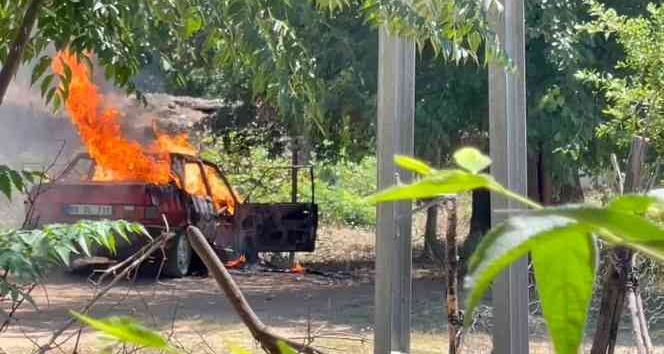 Osmaniye’de park halindeki otomobil alev alev yandı