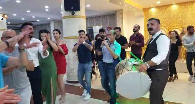 Kendi düğününde bir davulcu oldu bir zurnacı oldu