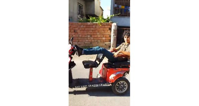 Trafik magandası ayağıyla motosiklet sürdü, o anlar kameraya yansıdı