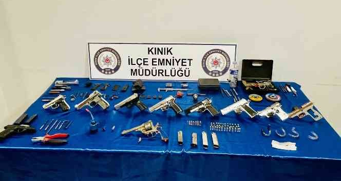 Kınık’ta operasyon: Çok sayıda silah ele geçirildi