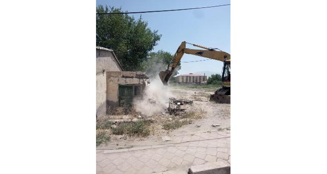 Iğdır’da metruk binalar yıkılıyor