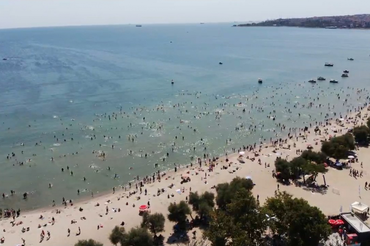 Menekşe Plajı’ndaki yoğunluk havadan görüntülendi