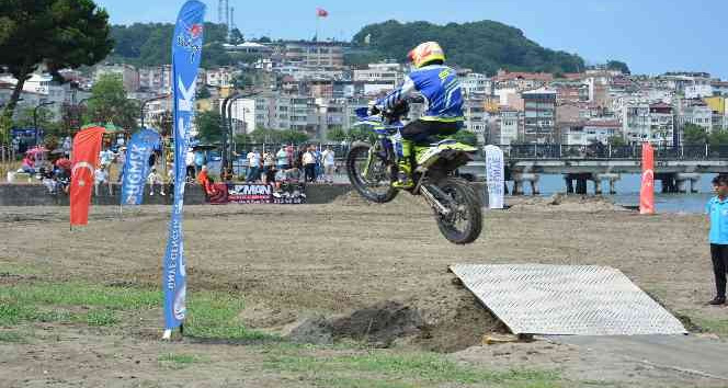 Kum üzerindeki motor yarışları nefes kesti