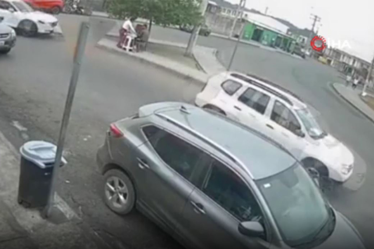 Ekvador’da dikkatsiz sürücü kaldırımdaki çifti ezdi