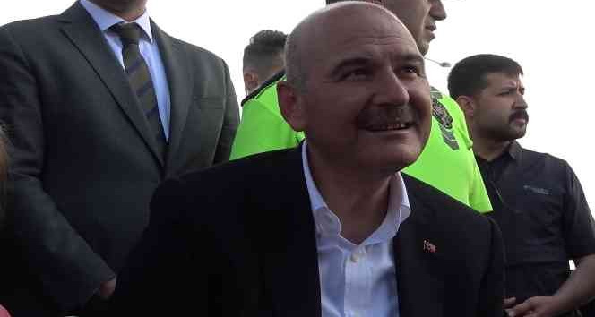 Bakan Soylu, "trafik tayfa" aracında çocuklarla çizgi film izledi
