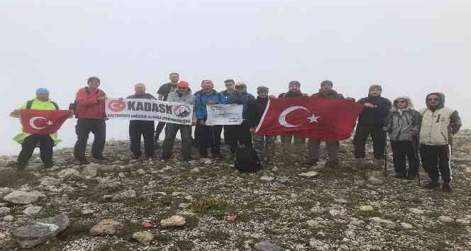 2 bin 404 rakımlı Emirgazi zirvesine 15 Temmuz şehitleri için tırmandılar