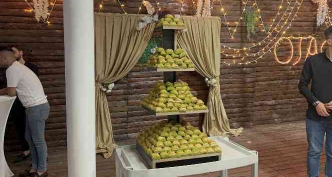 Düğünde pasta yerine baklava kestiler