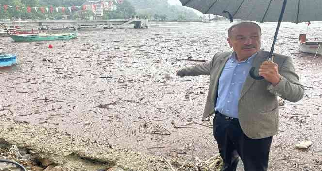 Şiddetli yağış nedeniyle iki balıkçı teknesi battı
