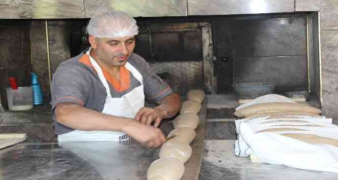 Ekmek parasını 50 derece sıcakta ateş başında kazanıyorlar