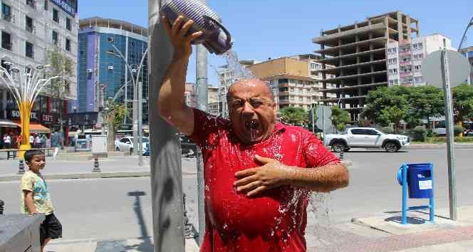 Batman’da sıcaktan bunalan vatandaşlar ilginç yöntemlerle serinliyor