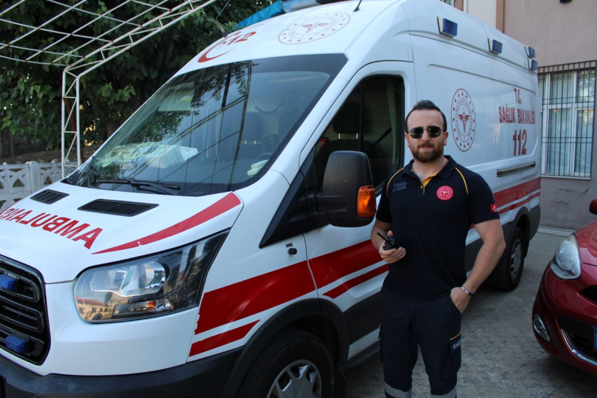 Zamanla yarışan ambulans şoförleri, duyarsız sürücülerin engeline takılıyor