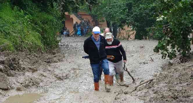 Ordu’da heyelan sonucu 4 ev hasar aldı, bir köprü uçtu, heyelan yollara zarar verdi
