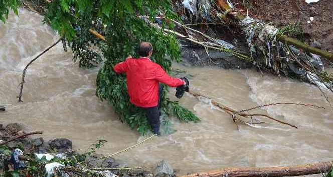 Heyelan nedeniyle mahallesine ulaşım kapandı, ölümü göze alıp dereden geçti