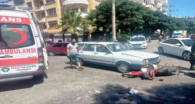 Manisa’da otomobil motosikletle çarpıştı: 3 yaralı
