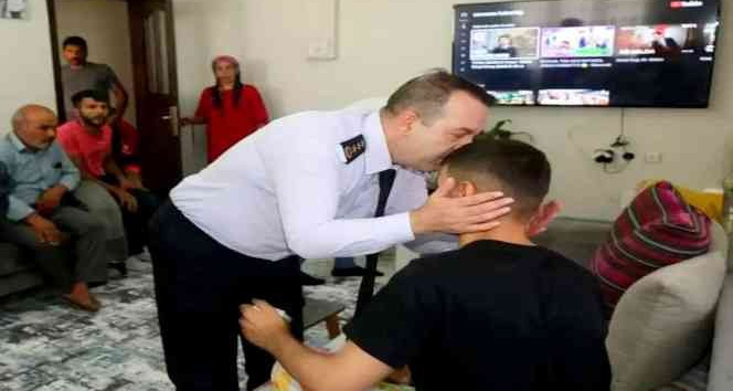 Jandarma Komutanı Zafer Tombul, Pençe-Kilit operasyonu gazisini alnından öptü