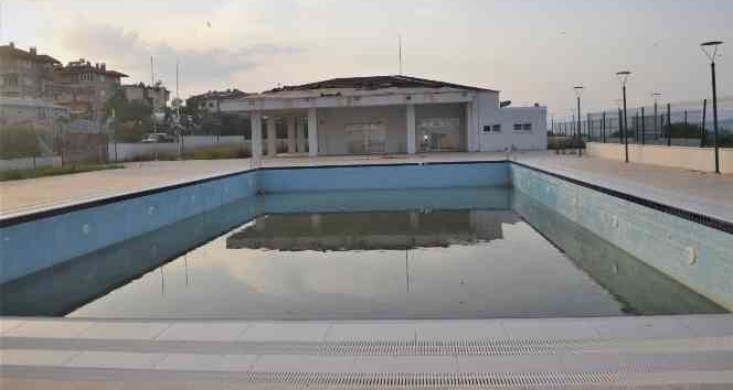 Karacasu Belediye Başkanı Erikmen’in anlamsız tutumu nedeniyle halk havuzda serinleyemiyor