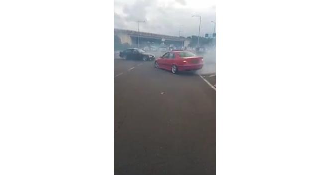 Düğün konvoyunda trafiği durdurup drift yaptılar