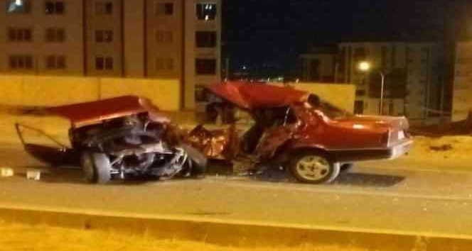 Kazada ikiye bölünen otomobilin sürücüsü hayatını kaybetti