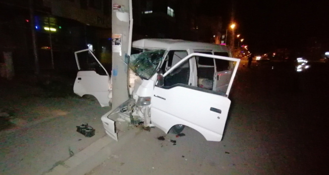 Antalyada kamyonet elektrik direğine çarptı: 3 yaralı