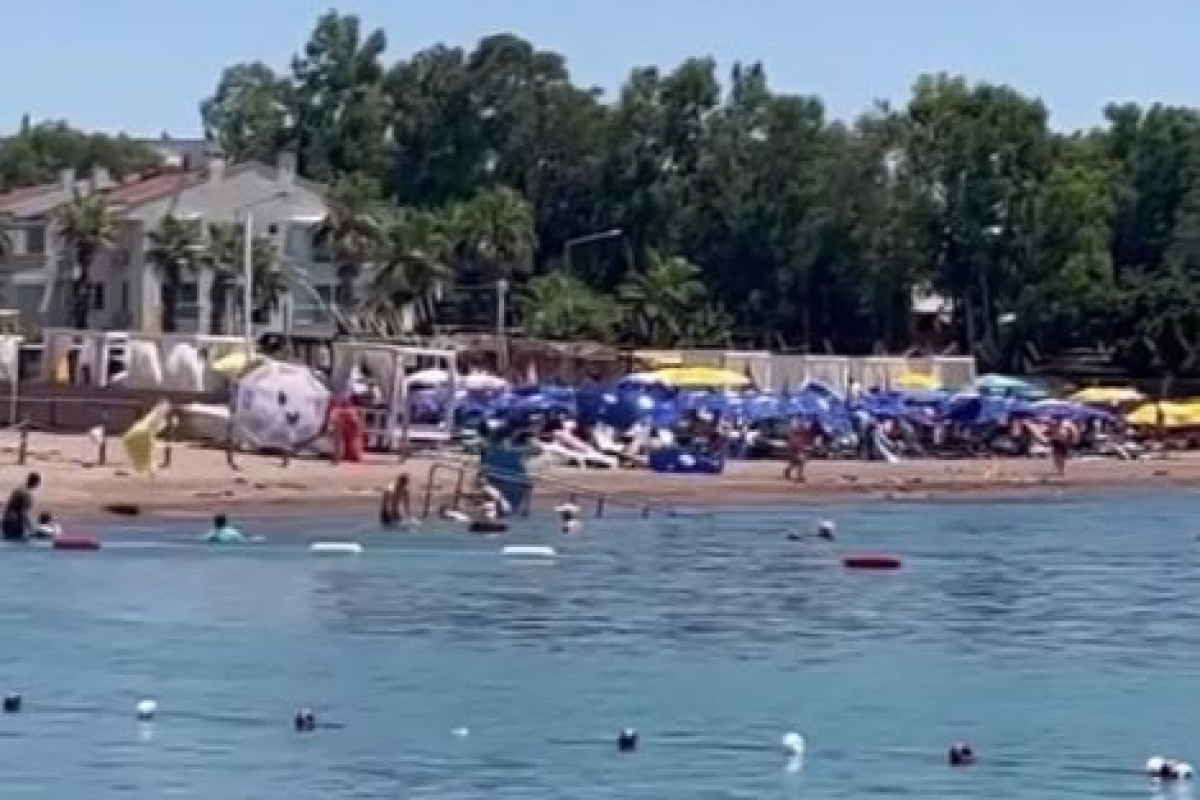 Antalya&#039;da tatilcilere uçan plaj şemsiyesi şoku