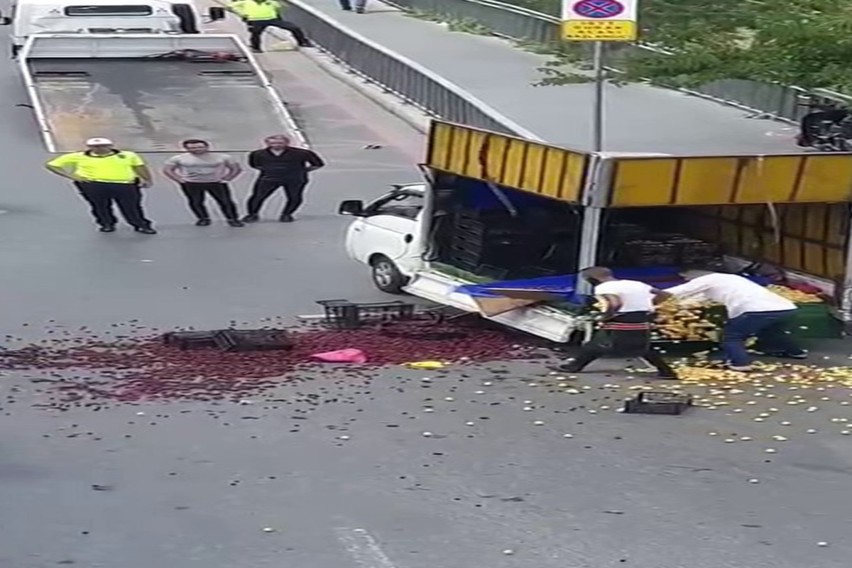 Arabası bağlanan seyyar satıcı, polise kızıp meyvelerini yere saçtı