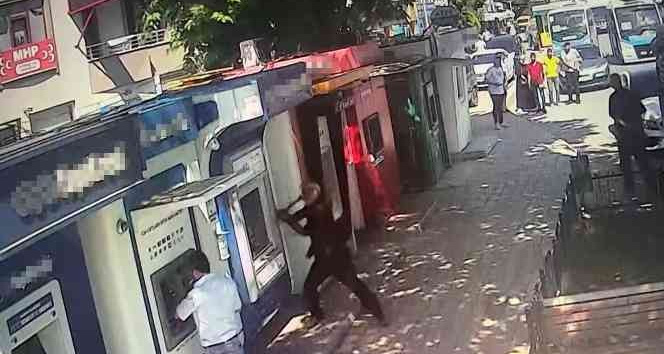 3’üncü kez ATM’leri çekiçle paramparça etti