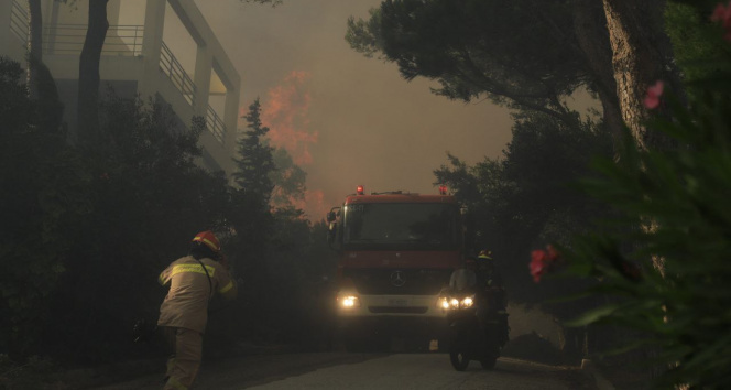 Atinada korkutan orman yangın: Bölge sakinleri tahliye edildi