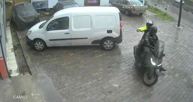 İstanbul’da oto tamircisine silahlı saldırı kamerada: Motosikletle gelip kurşun yağdırdılar