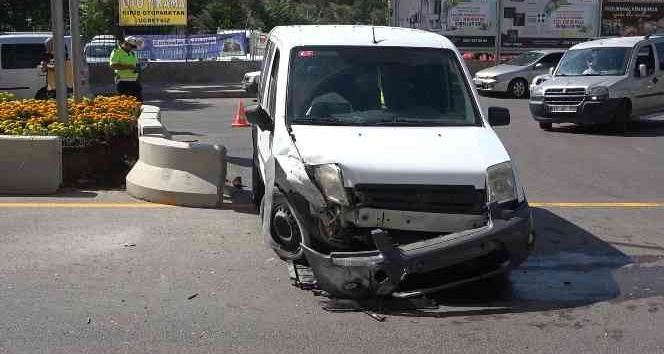 Otomobiller kafa kafaya çarpıştı: 2 yaralı
