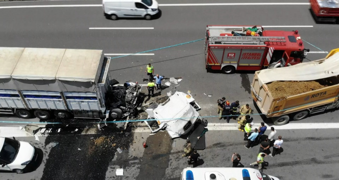 Kuzey Marmara Otoyolundaki trajik kazada kamyon ikiye bölündü: 1 ölü