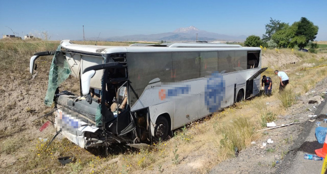 Yolcu otobüsü yoldan çıktı: 1i ağır 17 yaralı