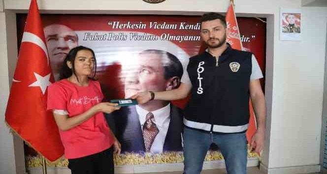 Araçta engelli vatandaşın telefonunu elinden çalan hırsız, polis ekipleri tarafından yakalandı